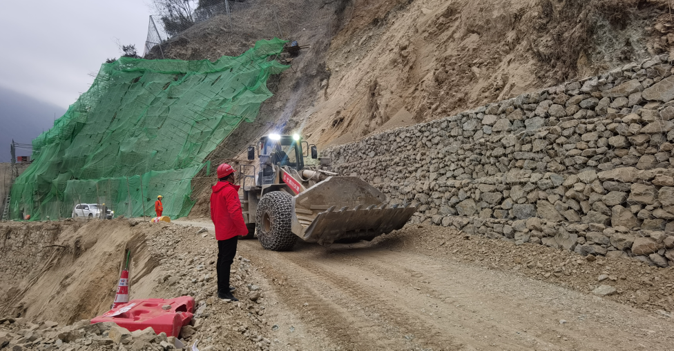 鐵軍擔(dān)當 | 交建集團海螺溝景區(qū)道路項目部積極參與“1·26”瀘定地震搶通保暢工作