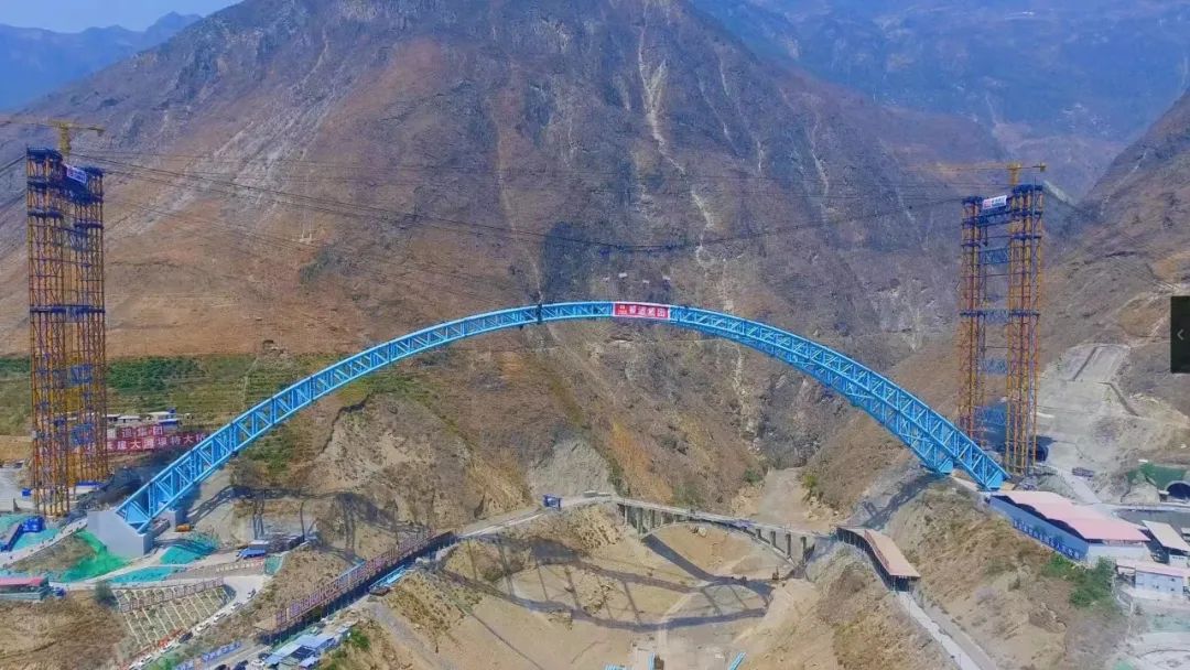 沿江高速大河壩特大橋主拱順利合龍