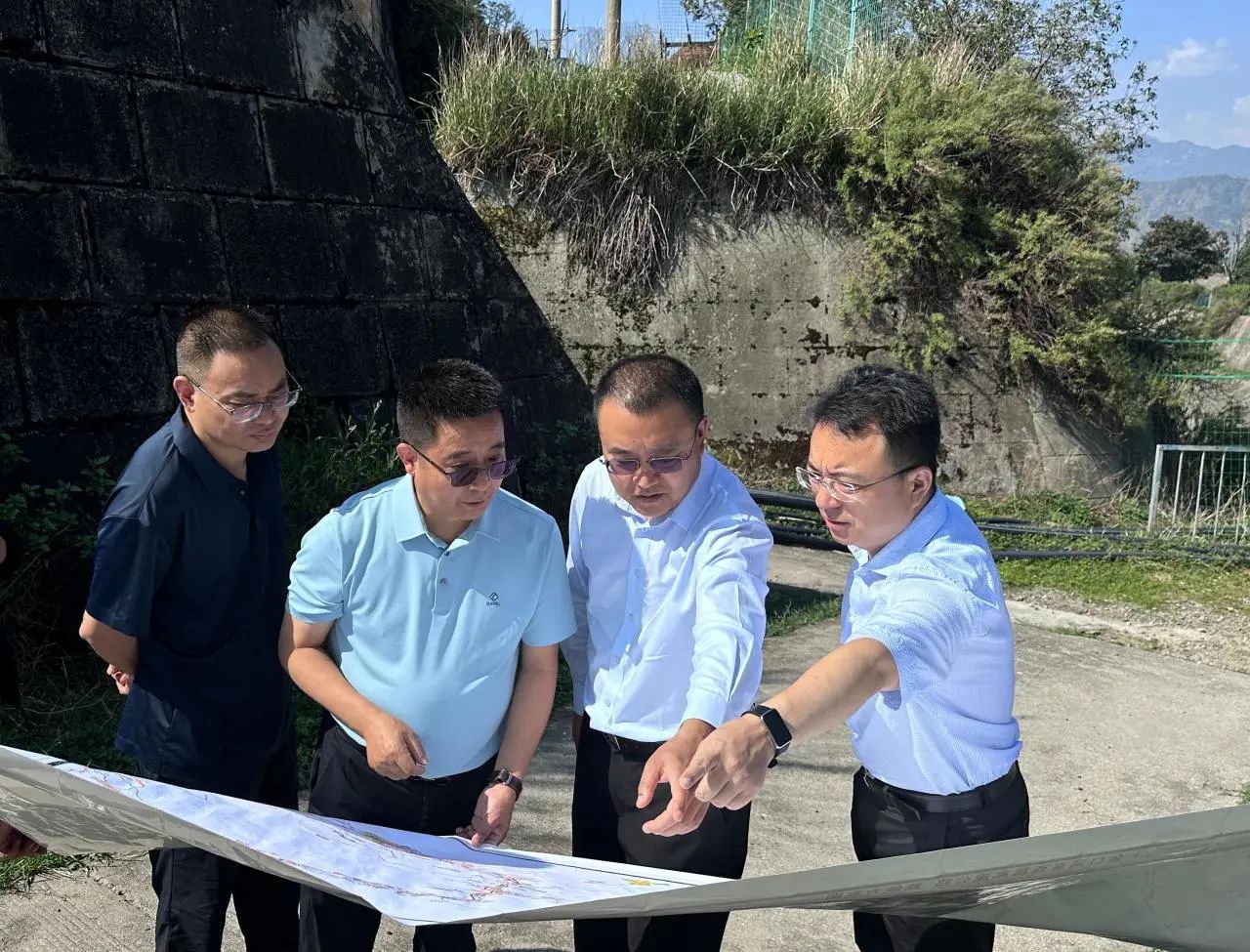 四川路橋黨委副書(shū)記、副董事長(zhǎng)、總經(jīng)理羊勇一行督導(dǎo)調(diào)研金西、昭普高速公路項(xiàng)目